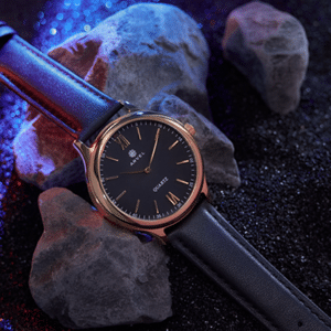 MONTRE IARVEL WATCH (boîtier doré - fond noir) par Iarvel Magic et Bluether Magic